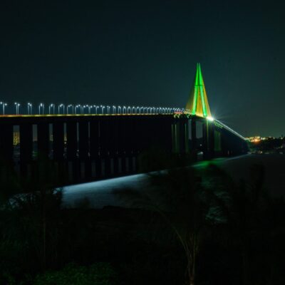 Após pedido da Adepam, Ponte Rio Negro ganha iluminação verde em homenagem ao Dia da Defensora e do Defensor Público